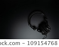 突出顯示黑色耳機和黑色背景的背景材料 109154768