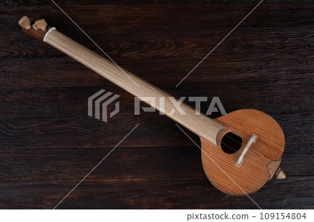 Turkish tambur. Long-necked folk string instrument of the lute family. 109154804