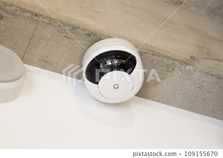 商店天花板上安裝了監視器 商店天花板上安裝了監視器 109155670