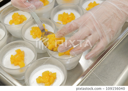 make a dessert 109156040