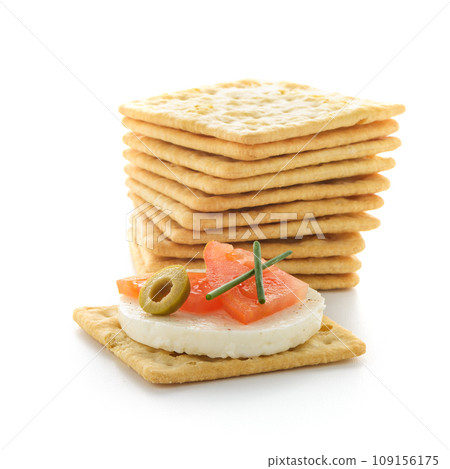 Crackers with cheese and tomato 109156175