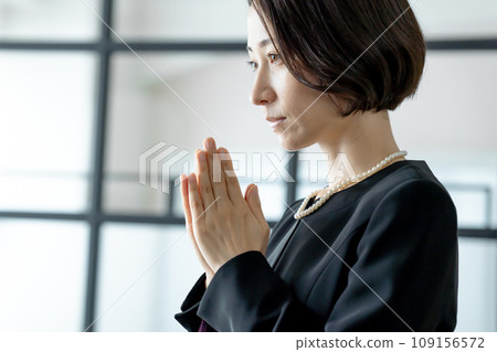 葬禮上手牽手的婦女 109156572