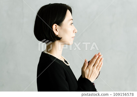 葬禮上手牽手的婦女 109156578