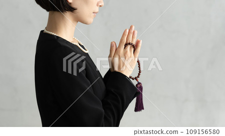 葬禮上手牽手的婦女 葬禮上手牽手的婦女 109156580