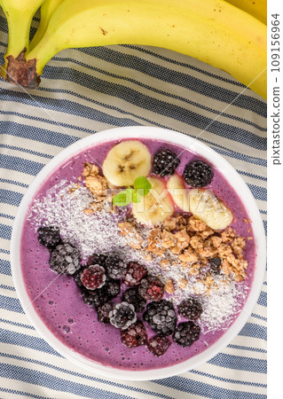 Blueberry smoothie bowl 109156964