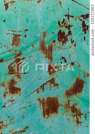 Green grunge textured metal 109157063