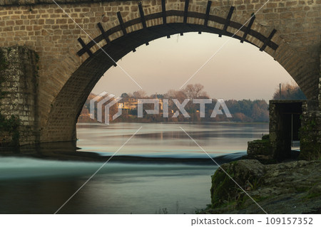 Bridge and old town of Barcelos 109157352