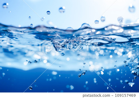 Water splashes on the surface of the water and bubbles in the water 109157469