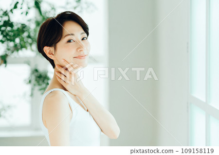 中年婦女感受到皮膚的滋潤。 中年婦女感受到皮膚的滋潤。 109158119