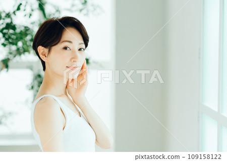 中年婦女感受到皮膚的滋潤。 109158122