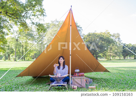 年輕女露營者獨自露營 109158163