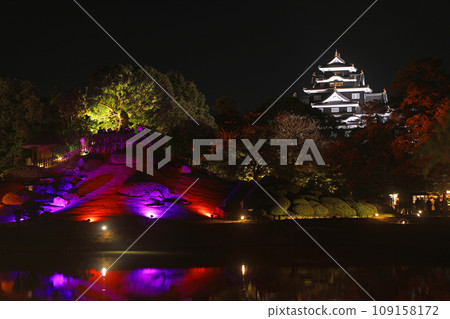 秋天的後樂園：夜晚的由神山和岡山城 109158172