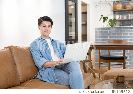 在咖啡館使用個人電腦的男人 109159240