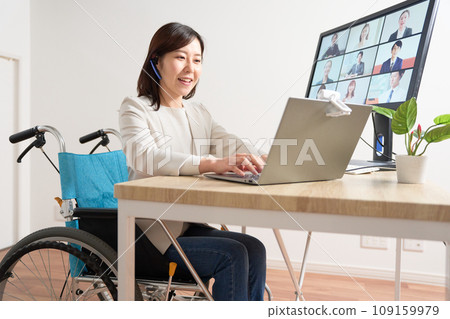 坐在輪椅上進行視訊通話的女人 109159979