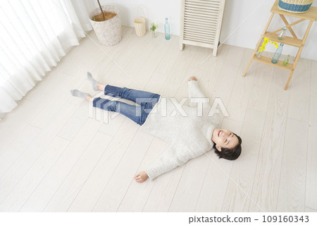 女人仰躺在客廳的地板上，全身 109160343