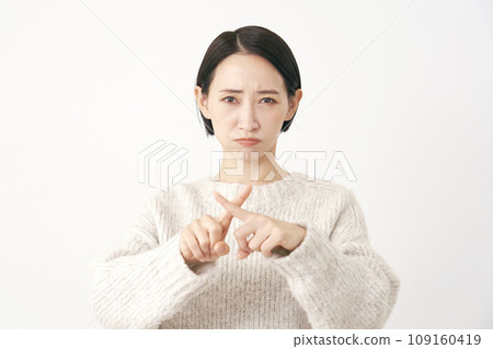 中年婦女用手指做十字標記手勢，白色背景 109160419