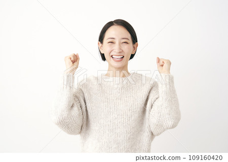 中年婦女握拳，白色背景 109160420