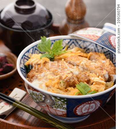 熱騰騰的新鮮豬排丼 109160794