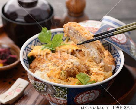 熱騰騰的新鮮豬排丼 熱騰騰的新鮮豬排丼 109160795
