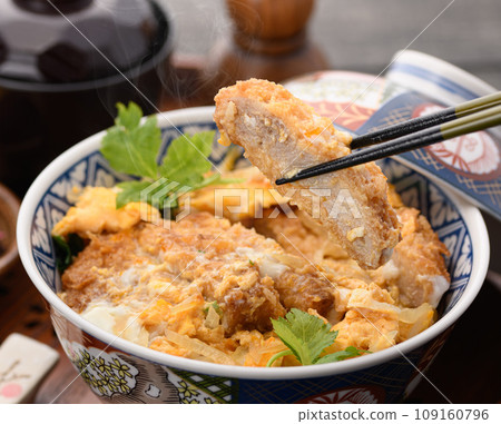 熱騰騰的新鮮豬排丼 熱騰騰的新鮮豬排丼 109160796