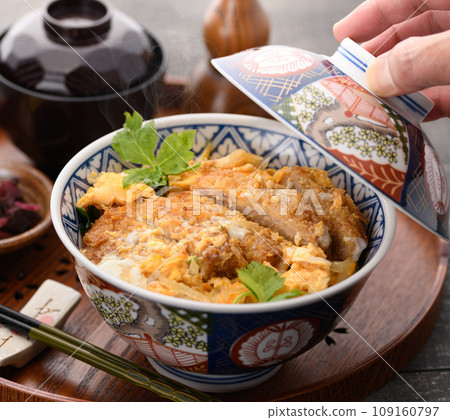 熱騰騰的新鮮豬排丼 熱騰騰的新鮮豬排丼 109160797