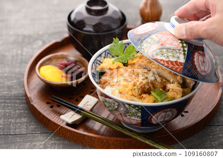 熱騰騰的新鮮豬排丼 熱騰騰的新鮮豬排丼 109160807