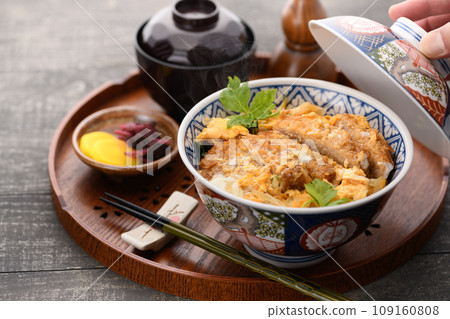 Hot and freshly made katsudon 109160808
