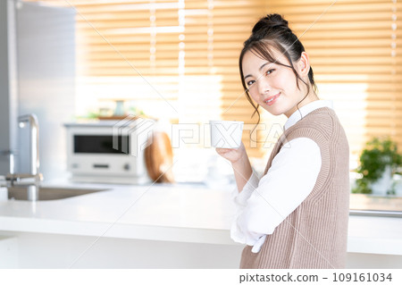 一個年輕的女人在客廳裡放鬆。 109161034