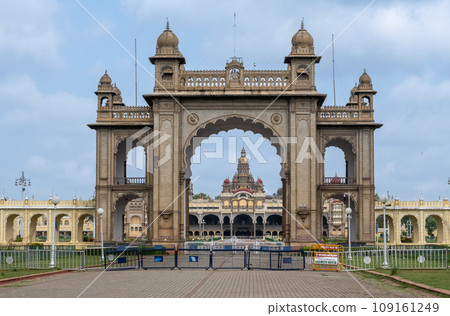 Front gate of Mysore palace 109161249