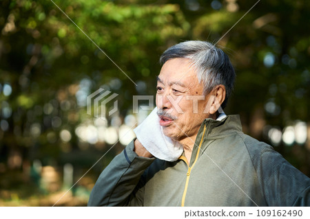 老人運動後擦汗 109162490