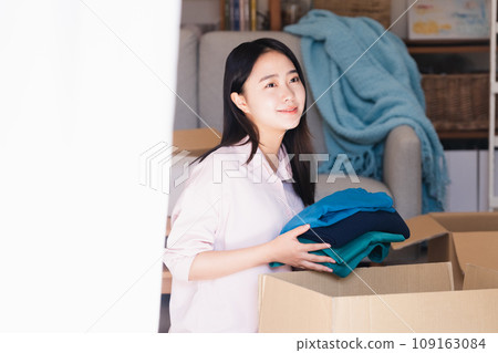 搬家後清理的年輕女子 109163084