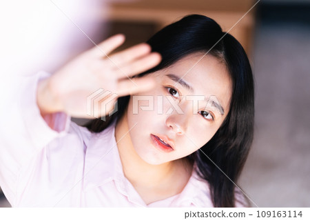 一位年輕女子對她的新生活感到興奮 一位年輕女子對她的新生活感到興奮 109163114