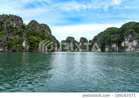 Vietnam: A place to collect garbage that washes up in Halong Bay, which is surrounded by strangely shaped rocks. Vietnam: A place to collect garbage that washes up in Halong Bay, which is surrounded by strangely shaped rocks. 109163571