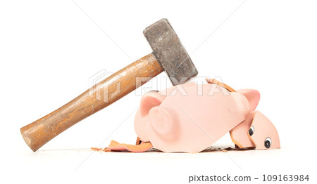 Hammer breaking piggy bank isolated Hammer breaking piggy bank isolated 109163984