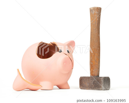Hammer breaking piggy bank isolated Hammer breaking piggy bank isolated 109163995