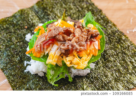 將材料放在紫菜上面。 將材料放在紫菜上面。 109166085