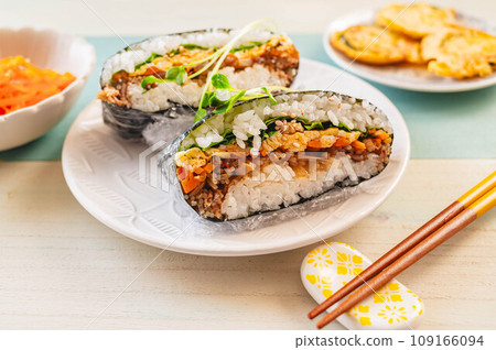 Korean food Japchae Onigirizu 109166094