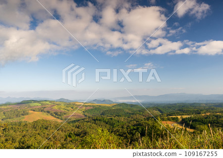 Autumn scenery of the Kusumi Mountain Range seen from Aso Somma Oshido Stone Hill Autumn scenery of the Kusumi Mountain Range seen from Aso Somma Oshido Stone Hill 109167255