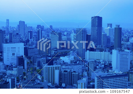 Dawn view around Naniwasuji, Osaka City 109167547