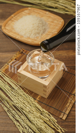 清酒/冷清酒形象:清酒、白米與稻穗 清酒/冷清酒形象:清酒、白米與稻穗 109167967