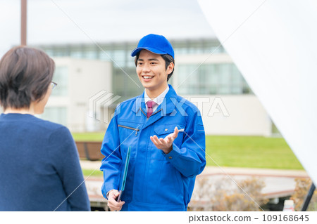 Male worker explaining to woman Road service support staff 109168645
