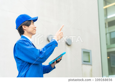 工人檢查建築物 109168656