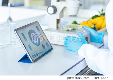 透過顯微鏡觀察蔬菜成分的研究員/註冊營養師 109168660