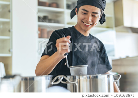餐廳服務員在廚房煮麵條 109168675