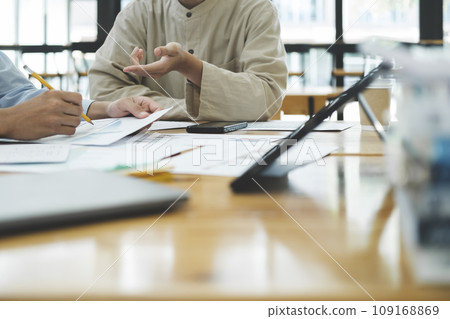 Businessmen teamwork meeting to discuss the investment. 109168869