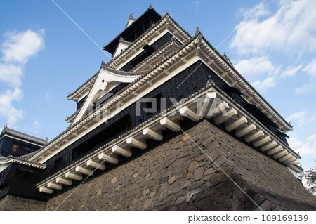 Towering Kumamoto Castle Towering Kumamoto Castle 109169139