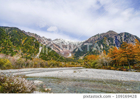 Kamikochi in autumn, the Azusa River and the Hotaka Mountain Range Kamikochi in autumn, the Azusa River and the Hotaka Mountain Range 109169428