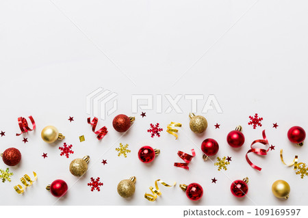 Christmas composition. a pattern of christmas balls on colored background. Flat lay, top view New year decor 109169597