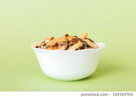 Fresh healthy Brazil nuts in bowl on colored table background. Top view Healthy eating bertholletia concept. Super foods 109169769