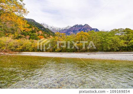 Kamikochi in autumn, the Azusa River and the Hotaka Mountain Range 109169854